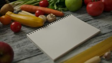 Yemek malzemelerinin yanındaki boş defter