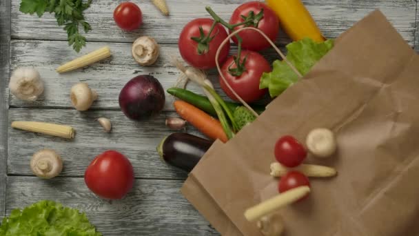 Овощи падают на бумажный пакет с продуктами — стоковое видео