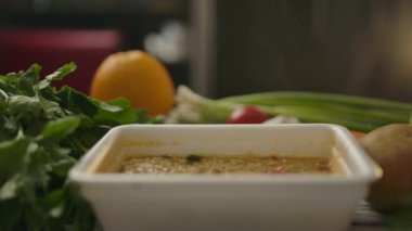 Taze sebzelerin arasında sıcak hazır şehriyeler