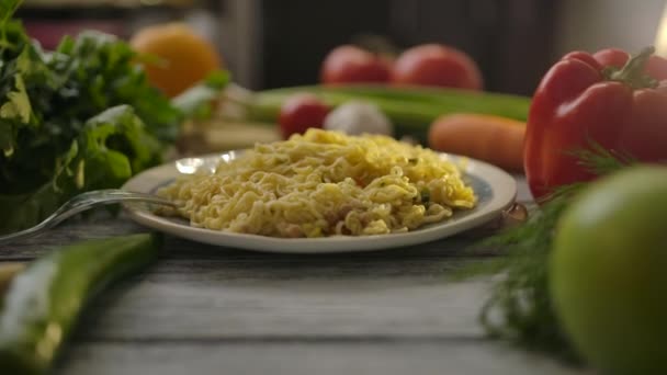 Plate with noodles amidst ripe vegetables — Stock Video
