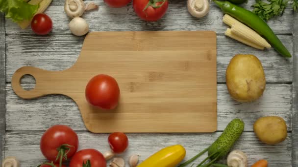 Pomodoro gira su un tagliere di legno su un tavolo rustico. — Video Stock