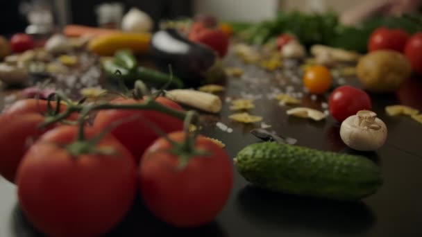 Свежие овощи и помидоры для приготовления макарон — стоковое видео