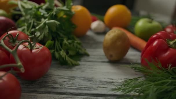 Macro dolly plan de patata rodante sobre mesa de madera — Vídeo de stock