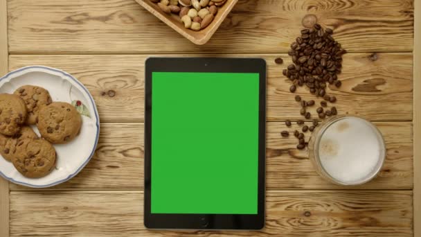 Timelapse ηλιοβασίλεμα με πράσινη οθόνη tablet, φλιτζάνι καφέ, κόκκους καφέ, μπισκότα και ξηρούς καρπούς — Αρχείο Βίντεο