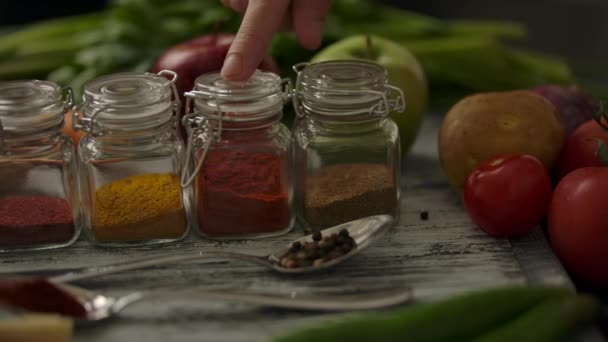 Mans dedo elegir especias en la mesa de la cocina — Vídeos de Stock