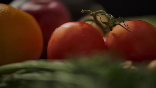 Frutas e legumes na cozinha. Conceito de lançamento ou jantar vegetariano . — Vídeo de Stock