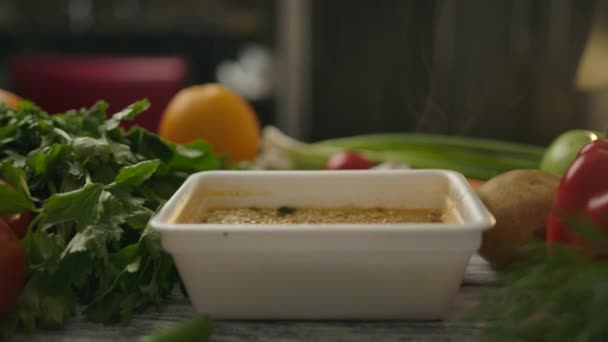 Verduras naturales cerca de la caja de fideos instantáneos chinos baratos — Vídeos de Stock