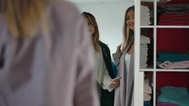 Mulheres na moda olhando para o espelho na loja juntos . — Vídeo de Stock