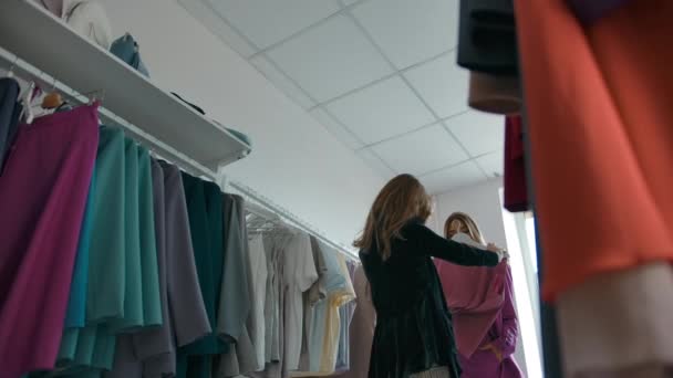 Mujer mostrando ropa de moda a un amigo . — Vídeos de Stock