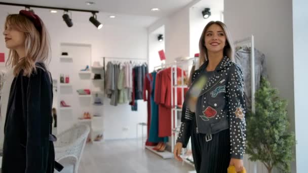 Jóvenes clientes alegres que entran en la tienda de moda . — Vídeo de stock