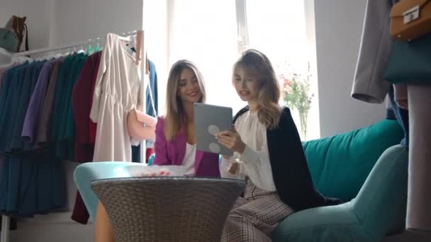 Amigos felices eligiendo ropa en línea . — Vídeos de Stock