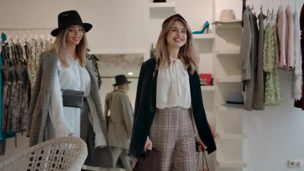 Giovani clienti soddisfatti che lasciano il moderno negozio di moda dopo lo shopping . — Video Stock