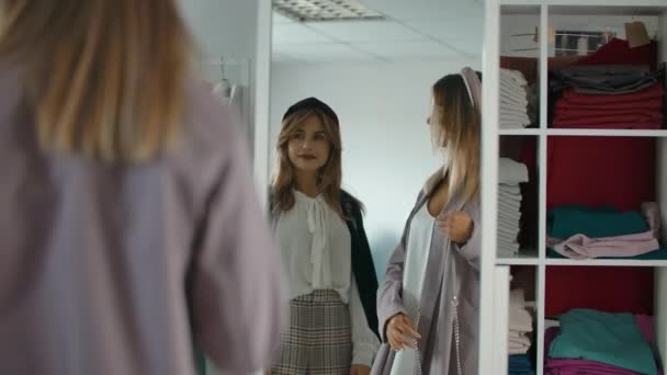 Clientes y probándose ropa . — Vídeo de stock © Highway_videography