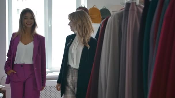 Vrouwen kiezen kleding in de modewinkel. — Stockvideo