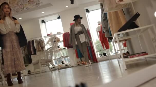 Elegante donna che sceglie i vestiti durante lo shopping con un amico . — Video Stock