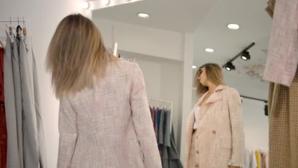 Elegante hembra posando cerca del espejo en la tienda . — Vídeos de Stock