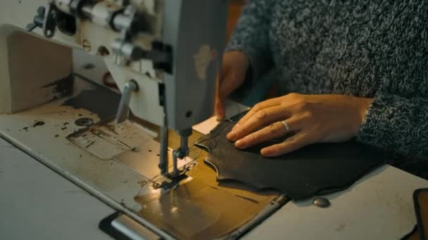 Onherkenbare vrouw hanteert leer voor nieuwe tas op fabriek — Stockvideo