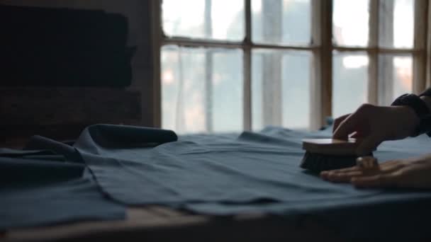 女主角为生产用织物准备的皮革制品 — 图库视频影像