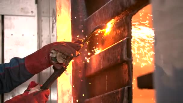 Metal levhayı gaz kaynaklama makinesiyle kesen yetenekli bir adam. — Stok video