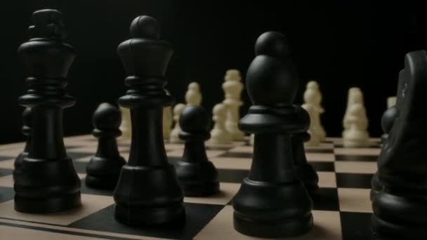 Подготовка к битве черных и белых шахматных фигур. Начало игры . — стоковое видео