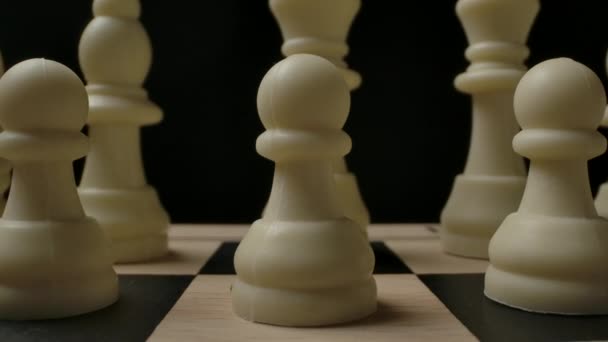 Le premier mouvement standard du pion d'échecs blanc E2-E4 sur damier 