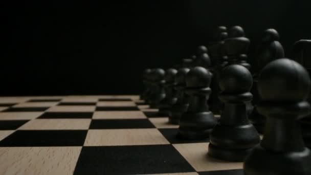 Pièces d'échecs noires en position de départ prêt au concept de jeu . — Video