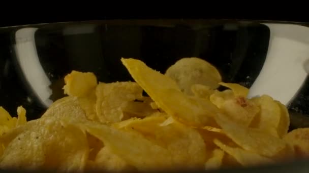 Batatas fritas derramando em tigela . — Vídeo de Stock
