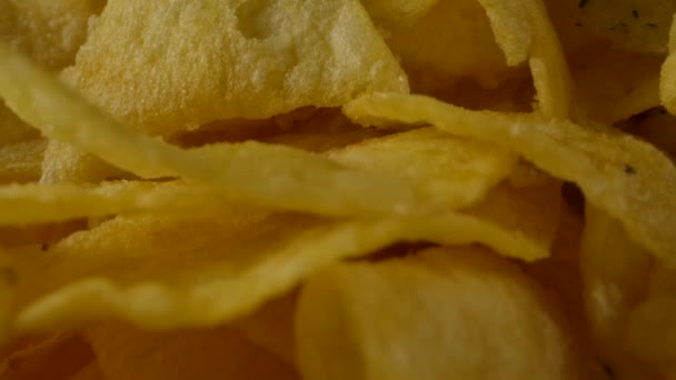 Oogsten van knapperige zoute chips. — Stockvideo