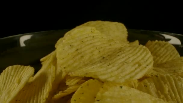 Geribbelde chips spinnen in kom. — Stockvideo