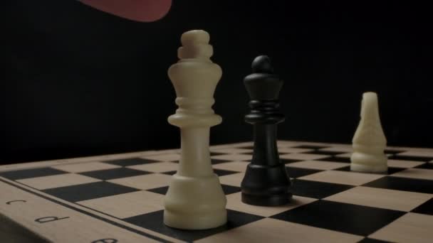 Σκάκι. Ο λευκός βασιλιάς έπεσε με το χέρι. Οι μαύροι κερδίζουν.. — Αρχείο Βίντεο