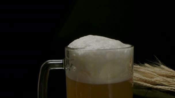 Кружка свежего пшеничного пива . — стоковое видео