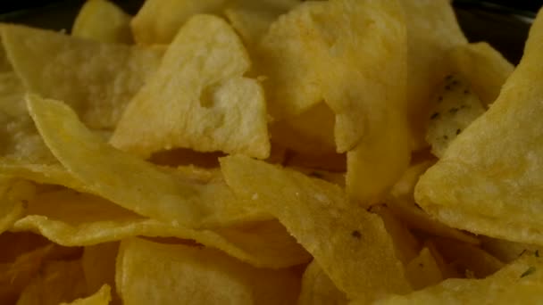 Um monte de batatas fritas crocantes. . — Vídeo de Stock