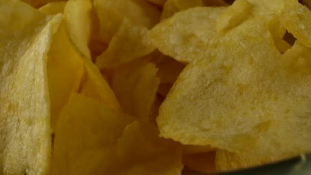 Frische Kartoffelchips mit Salz. — Stockvideo