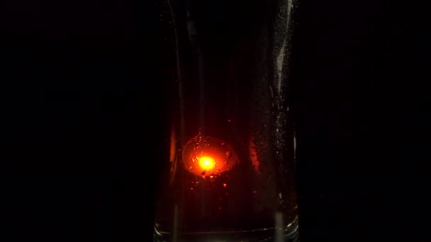 Des taches de lumière sur le verre de cola . — Video