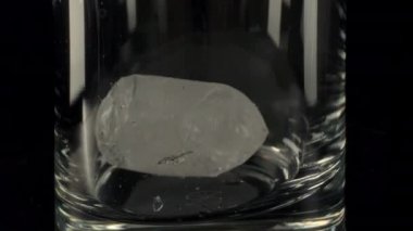 Buz cam bardağa düşüyor..