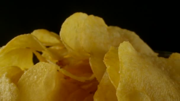 Skål med knaprigt potatischips. — Stockvideo