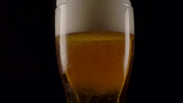 Cerveja fresca com espuma espessa . — Vídeo de Stock