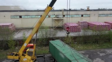 Otomatik yol vinci bir konteynırı kamyondan boşaltıyor