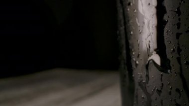 Bira şişesinden süzülen bir damla su.