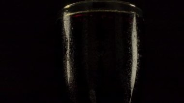 Islak bardak ve köpüren kola..
