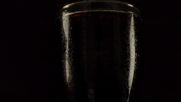 Nat glas met sissende cola. — Stockvideo