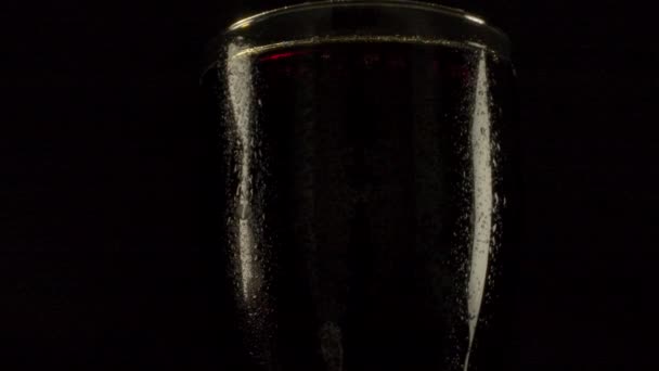 Verre humide avec cola pétillant . — Video