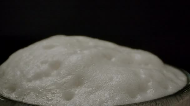 Foam bubbling on top of beer mug. — Stock Video
