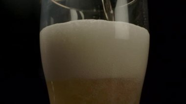 Bardak yavaşça birayla doluyor..