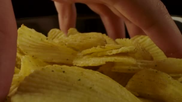 Pessoa da colheita que toma batatas fritas da tigela . — Vídeo de Stock