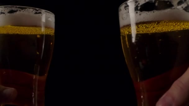 Crop mensen kloppen bier glazen. — Stockvideo