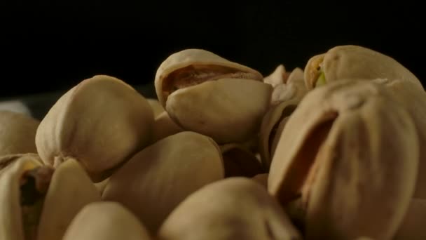 Lekkere pistachenoten draaien voor de camera. — Stockvideo