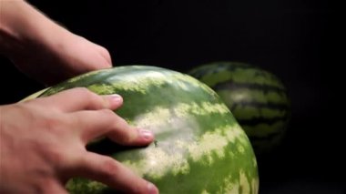 El karpuz büyük bir parçası ile