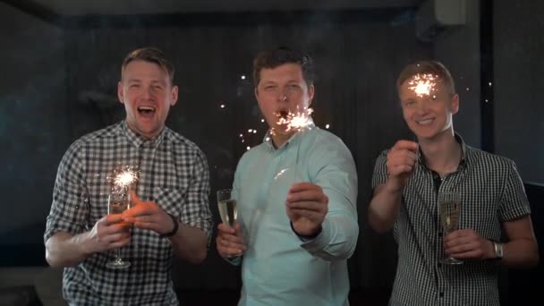 Feliz Año Nuevo celebrando guapos hombres jóvenes sosteniendo chispas — Vídeos de Stock