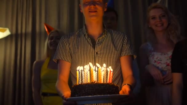 お友達との幸せな男性はあなたに誕生日ケーキをもたらす. — ストック動画